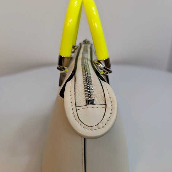 Fendi x Marc Jacobs Peekaboo Top Handle Bag in Cream Leather with Neon Yellow HW - Picture 4 of 14